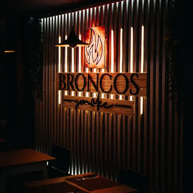 Interior de Broncos Smoke